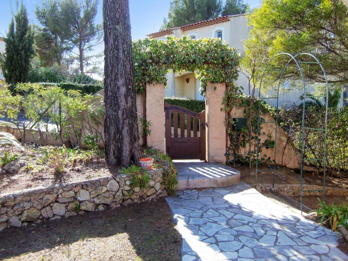 Villa Avec Piscine A Saint-Raphael Et Vue Sur La Montagne Buitenkant foto