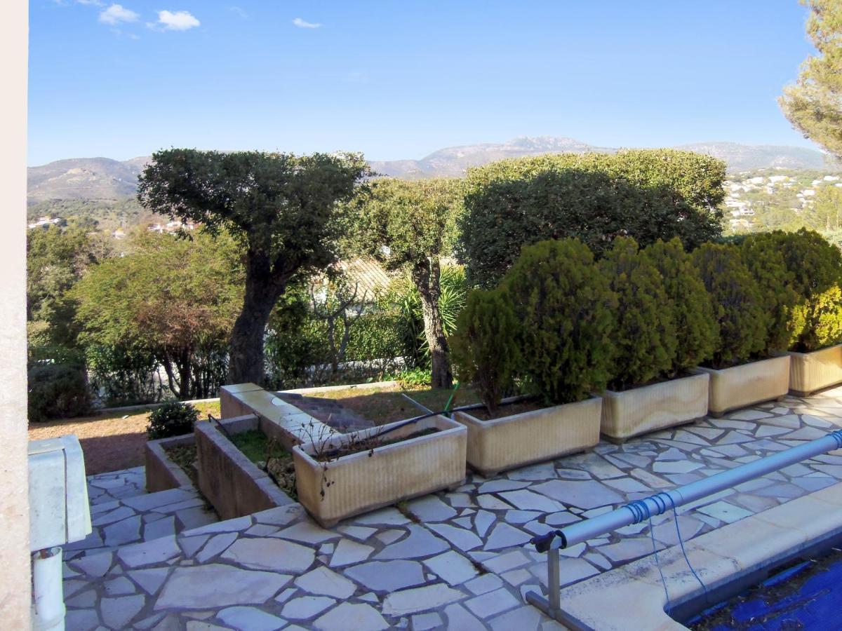 Villa Avec Piscine A Saint-Raphael Et Vue Sur La Montagne Buitenkant foto